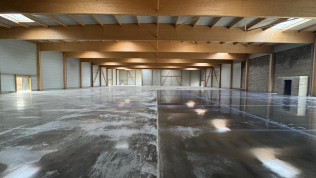 Batiment d'activité de stockage et bureau 