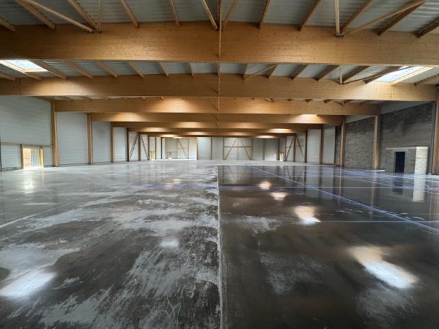 Batiment d'activité de stockage et bureau 